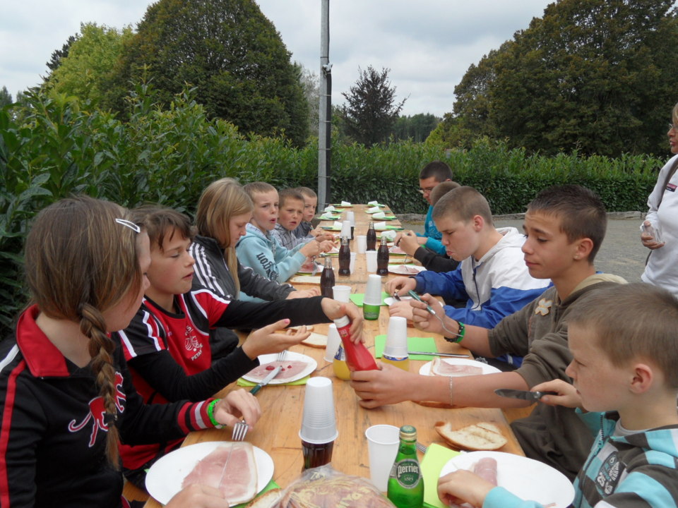 Les 12 jeunes de l'OHS pendant le bon repas préparé pour eux par le club de Sourdeval Les 12 jeunes de l'OHS pendant le bon repas préparé pour eux par le club de Sourdeval