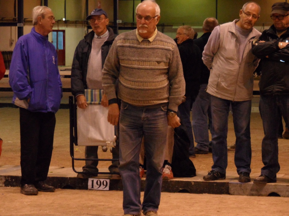 Daniel FRANKOWSKI - William ALEXANDRE - Jacques BARBE remporte le grand prix vétéran de Caen (256 équipes) Daniel FRANKOWSKI - William ALEXANDRE - Jacques BARBE remporte le grand prix vétéran de Caen (256 équipes)