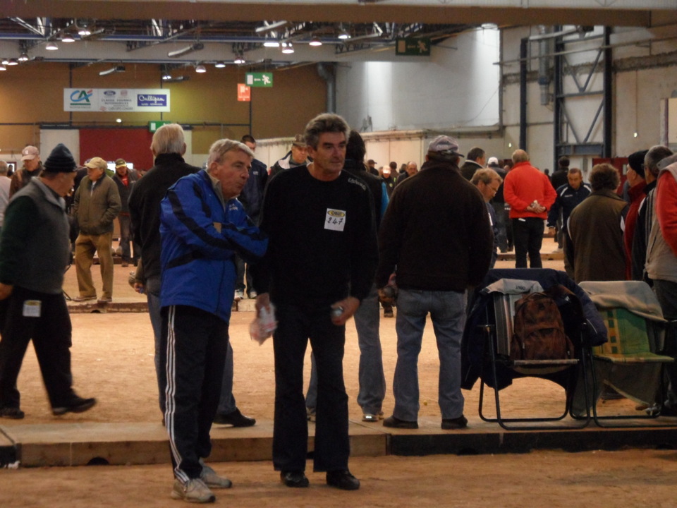 Daniel FRANKOWSKI - William ALEXANDRE - Jacques BARBE remporte le grand prix vétéran de Caen (256 équipes) Daniel FRANKOWSKI - William ALEXANDRE - Jacques BARBE remporte le grand prix vétéran de Caen (256 équipes)