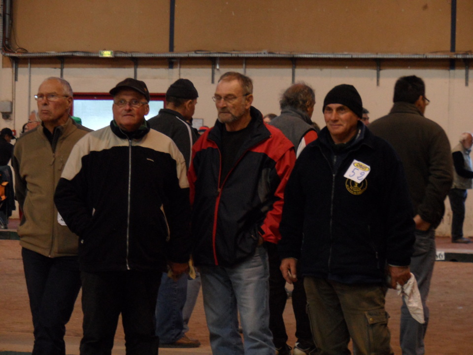 Daniel FRANKOWSKI - William ALEXANDRE - Jacques BARBE remporte le grand prix vétéran de Caen (256 équipes) Daniel FRANKOWSKI - William ALEXANDRE - Jacques BARBE remporte le grand prix vétéran de Caen (256 équipes)