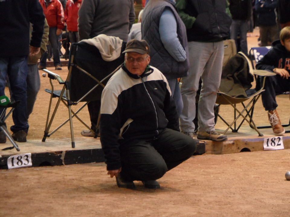 Daniel FRANKOWSKI - William ALEXANDRE - Jacques BARBE remporte le grand prix vétéran de Caen (256 équipes) Daniel FRANKOWSKI - William ALEXANDRE - Jacques BARBE remporte le grand prix vétéran de Caen (256 équipes)