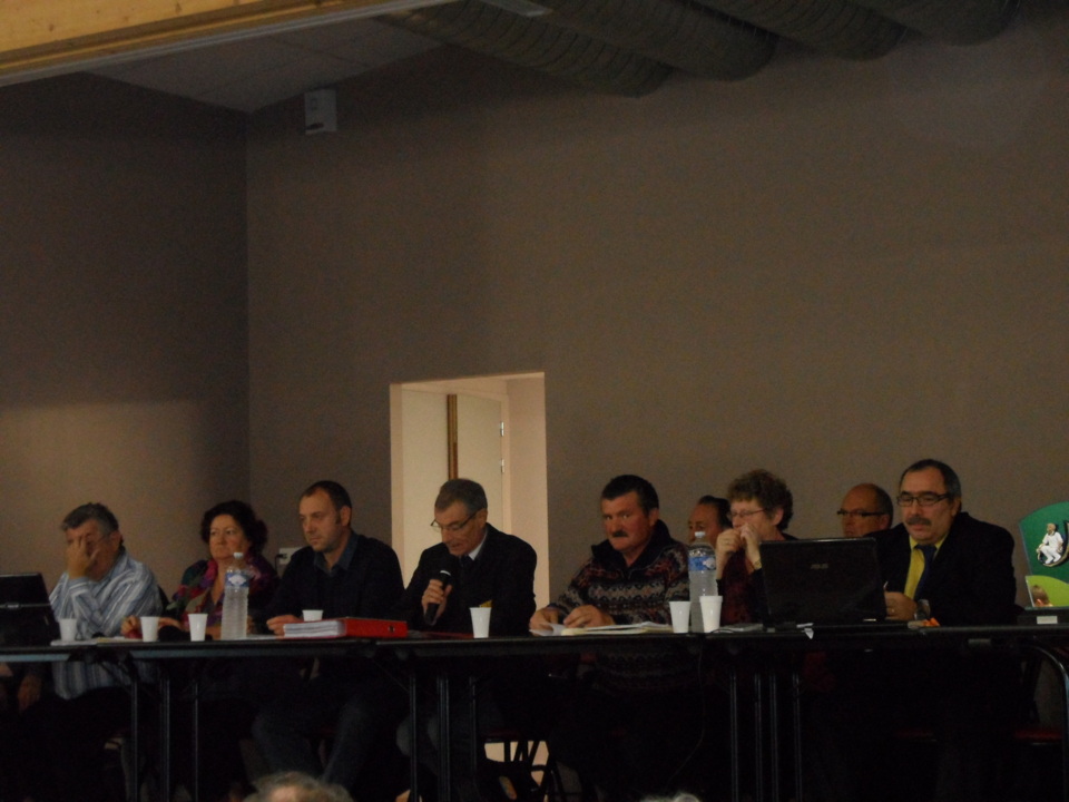 Le bureau du comité autour de son président Le bureau du comité autour de son président