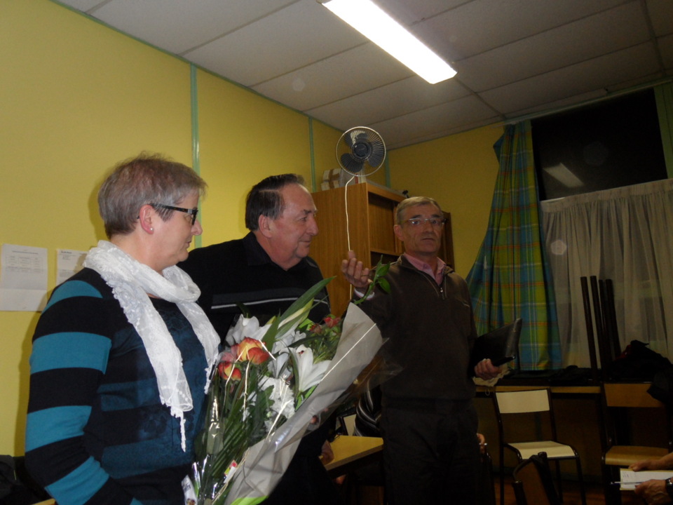 Un cadeau et des fleurs bien mérités Un cadeau et des fleurs bien mérités