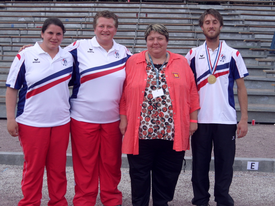 Mireille NOEL organisatrice entourée des championnes doublette féminine et du champion tête à tête masculin