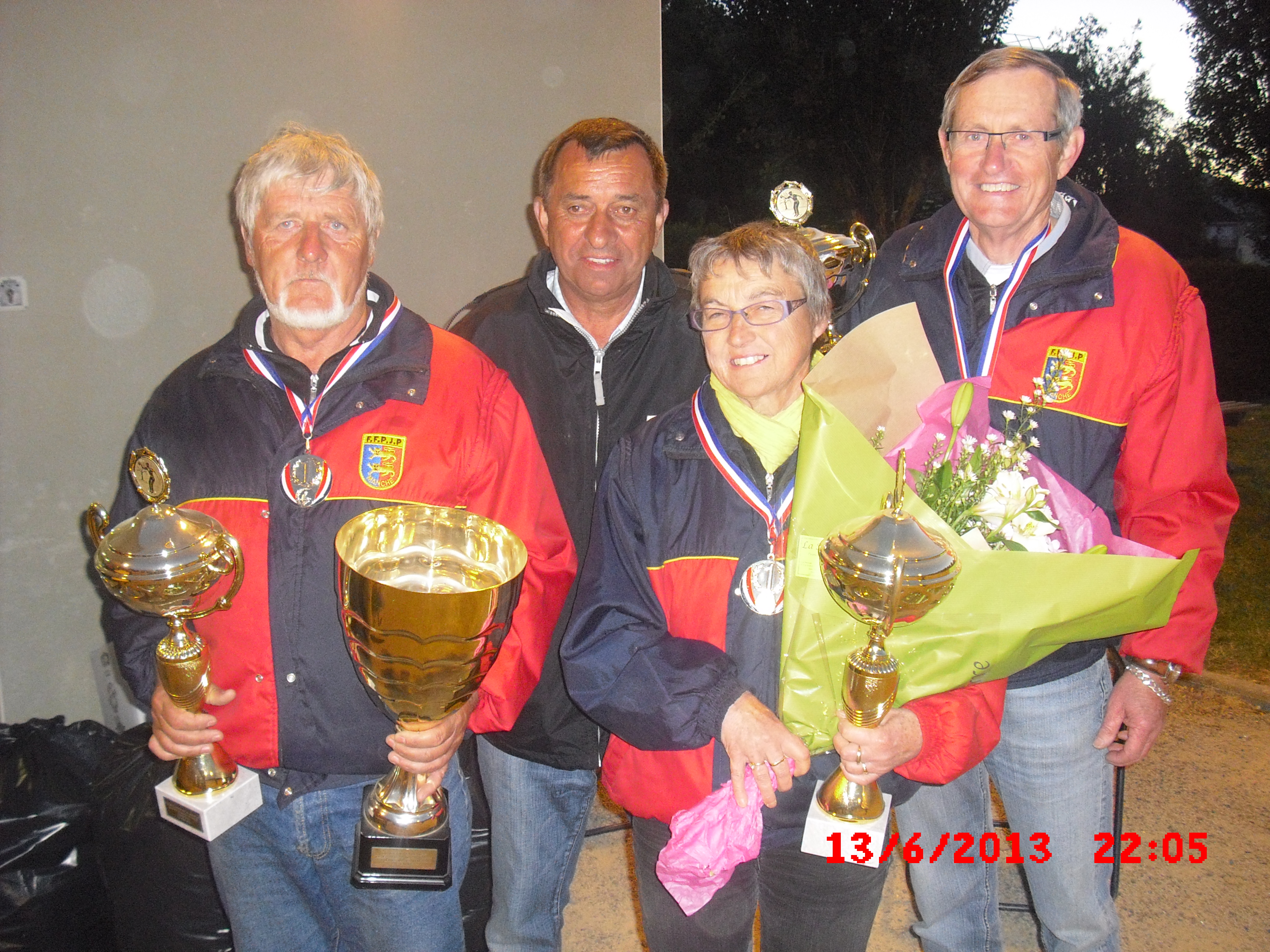 Ouf, soupire le rédacteur du blog, Nicole LEVAGNINI - Jacques REGNIER - Gilbert TREHIN lui ont envoyé la photo du championnat de la manche triplette mixte 2013