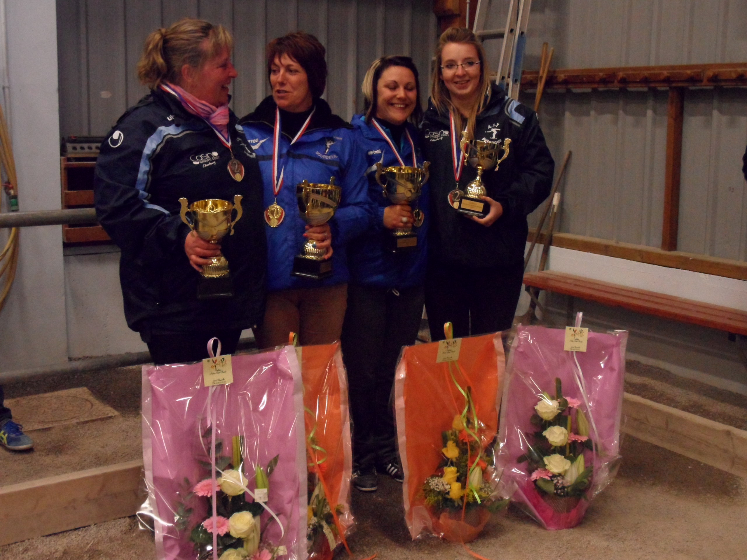 La joie et le bonheur des finalistes, une bonne image de l'esprit sportif. Un exemple à méditer pour certains! La joie et le bonheur des finalistes, une bonne image de l'esprit sportif. Un exemple à méditer pour certains!