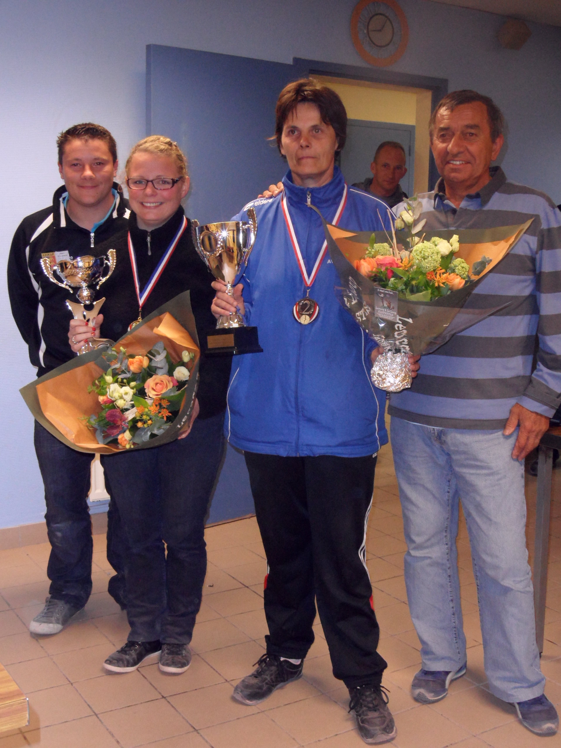 La remise des fleurs et médailles La remise des fleurs et médailles