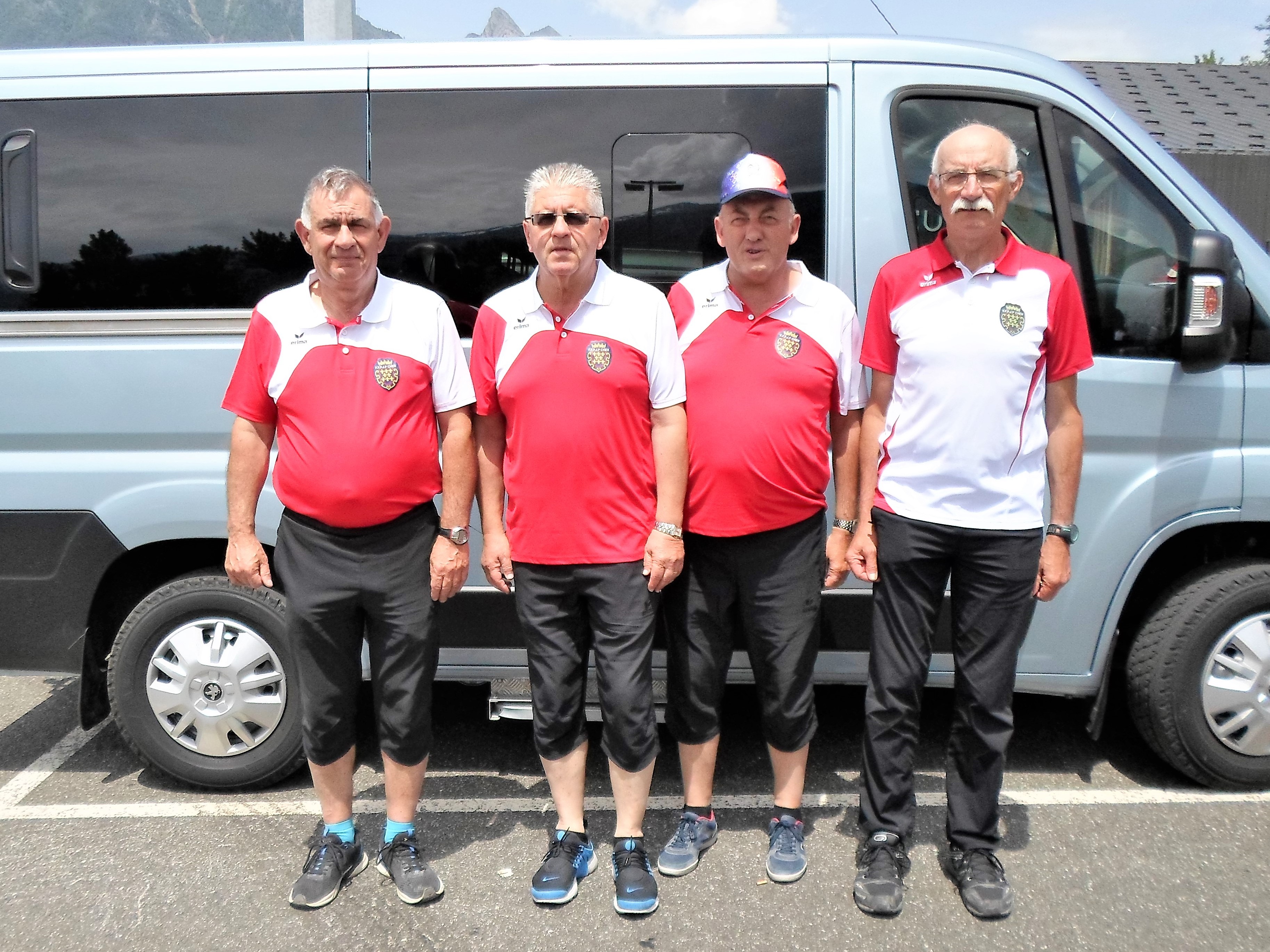 Les champions du Cher avec Bruno FOUGERON, délégué du Comité du Cher Les champions du Cher avec Bruno FOUGERON, délégué du Comité du Cher