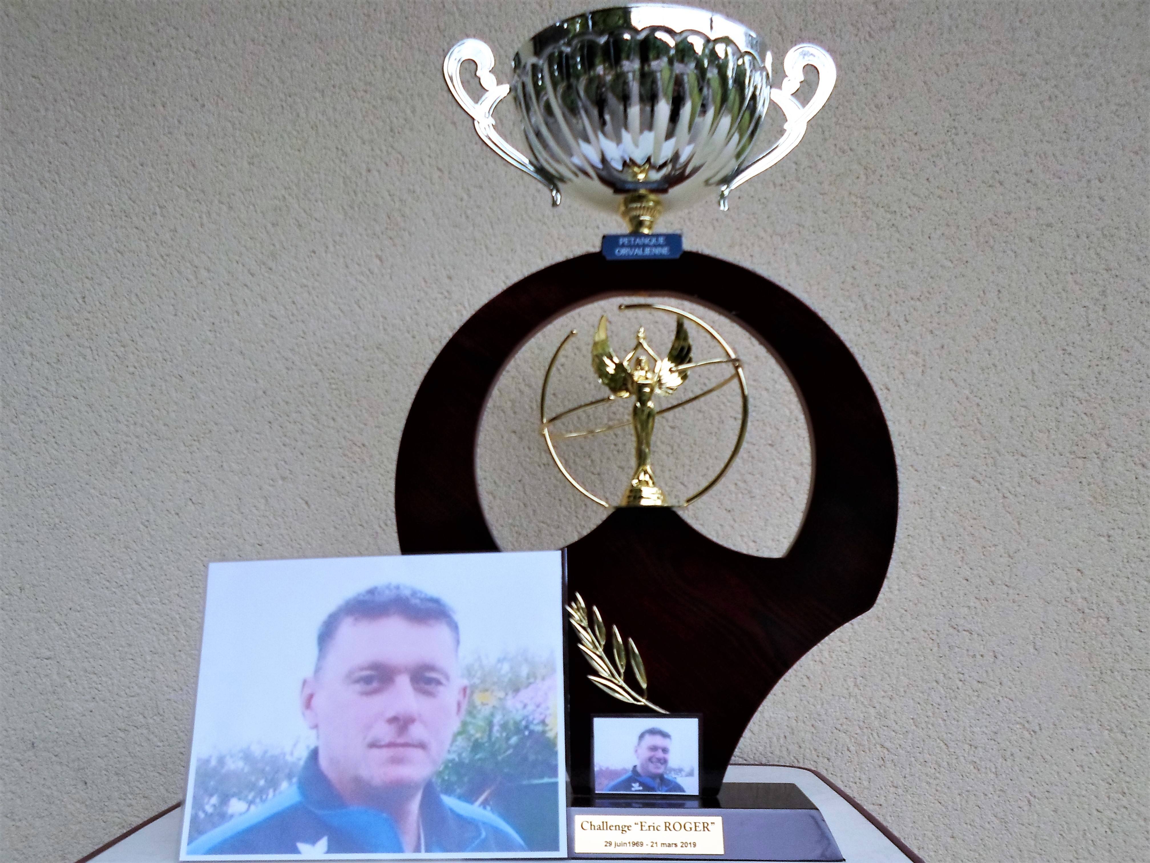 La photo d'Eric avec le trophée mis en jeu