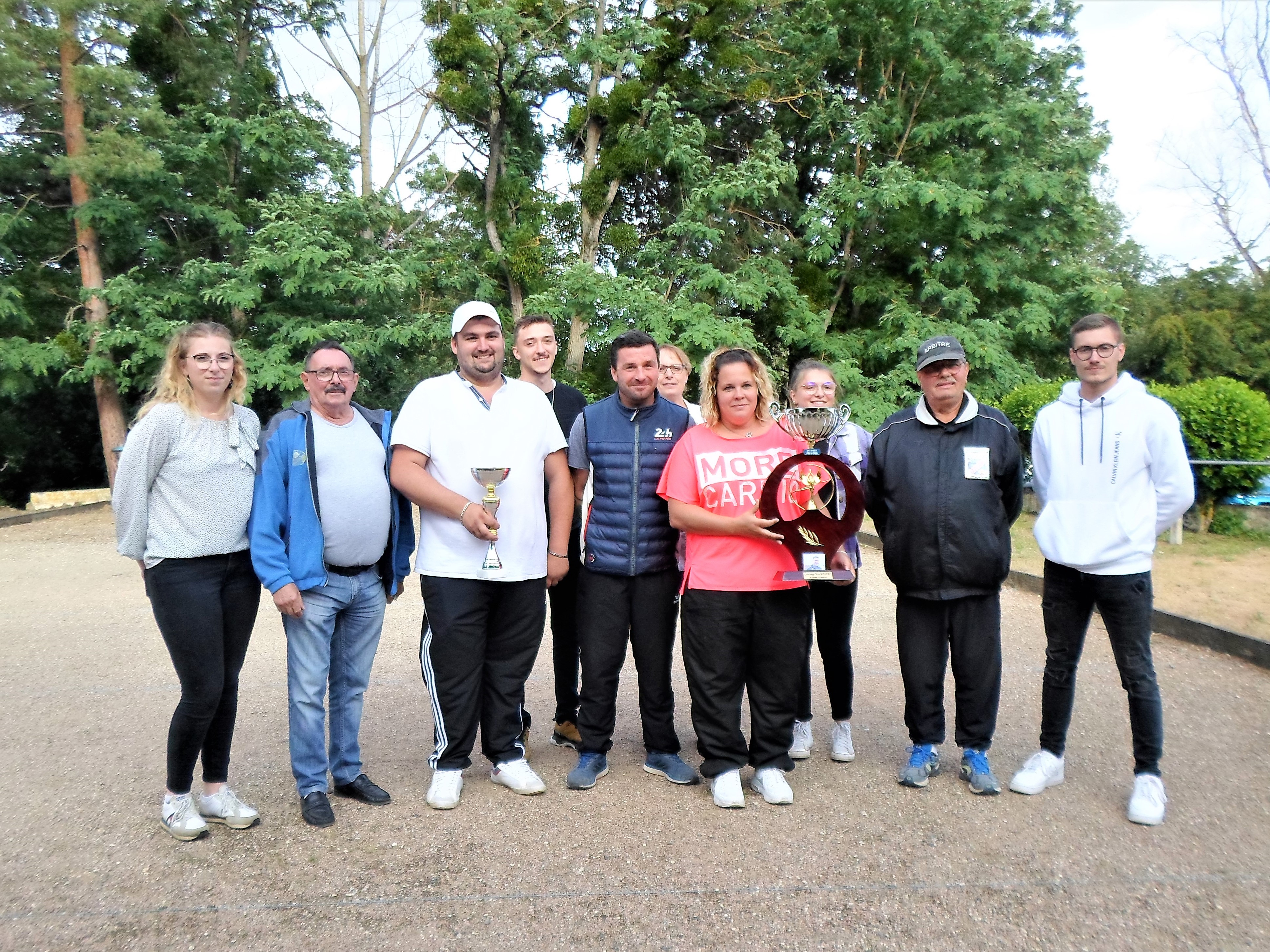 Remise du trophée aux vainqueurs du A Remise du trophée aux vainqueurs du A