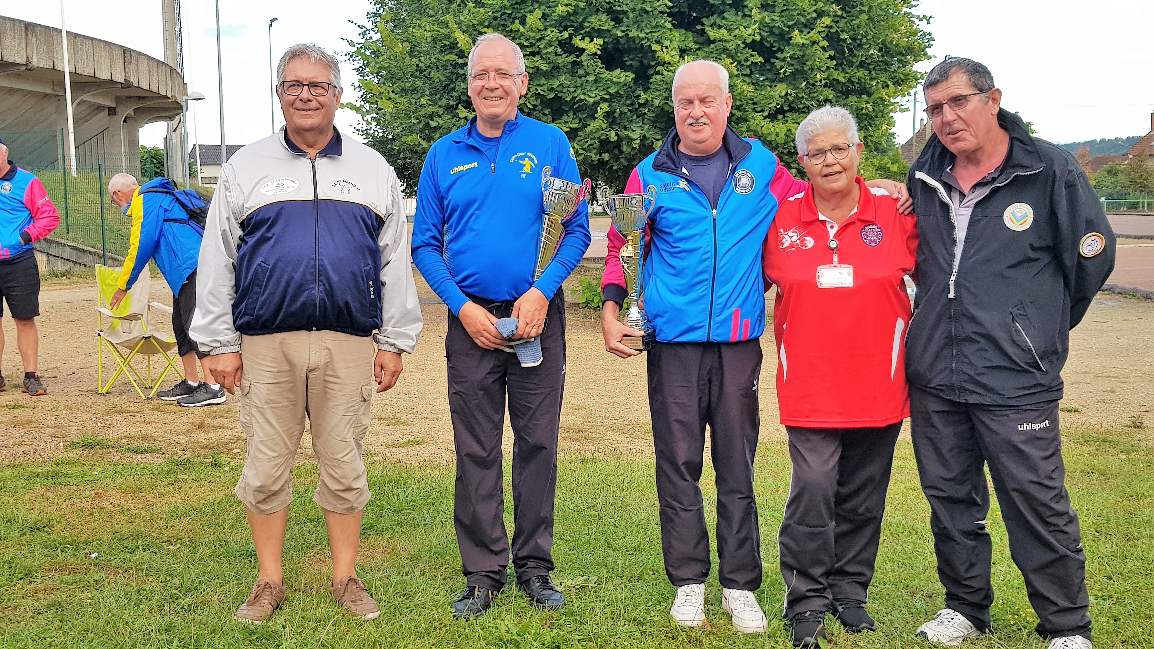 Remise des coupes: Rémi BOLLE (président du club organisateur, Jean-Louis TERMINET, Eric LE PAVOUX,                                   Manuela HERNANDEZ (déléguée du Comité), Didier JANDARD (arbitre international)