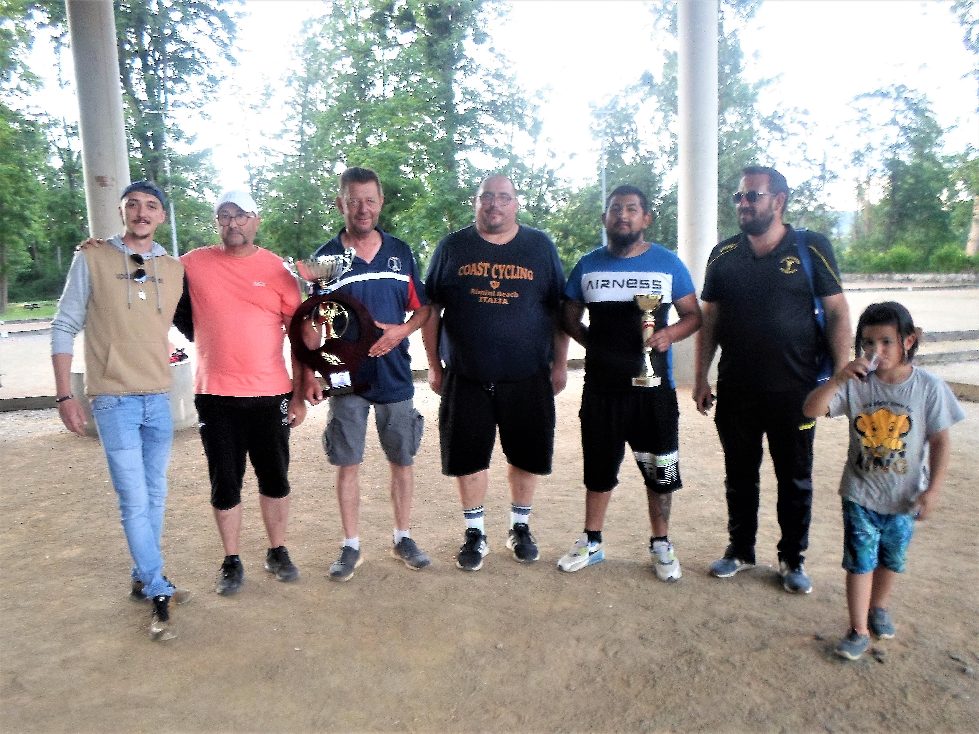 les 2 équipes de la finale avec Bastien (fils d'Eric ROGER) et Jérôme (Président du club) les 2 équipes de la finale avec Bastien (fils d'Eric ROGER) et Jérôme (Président du club)