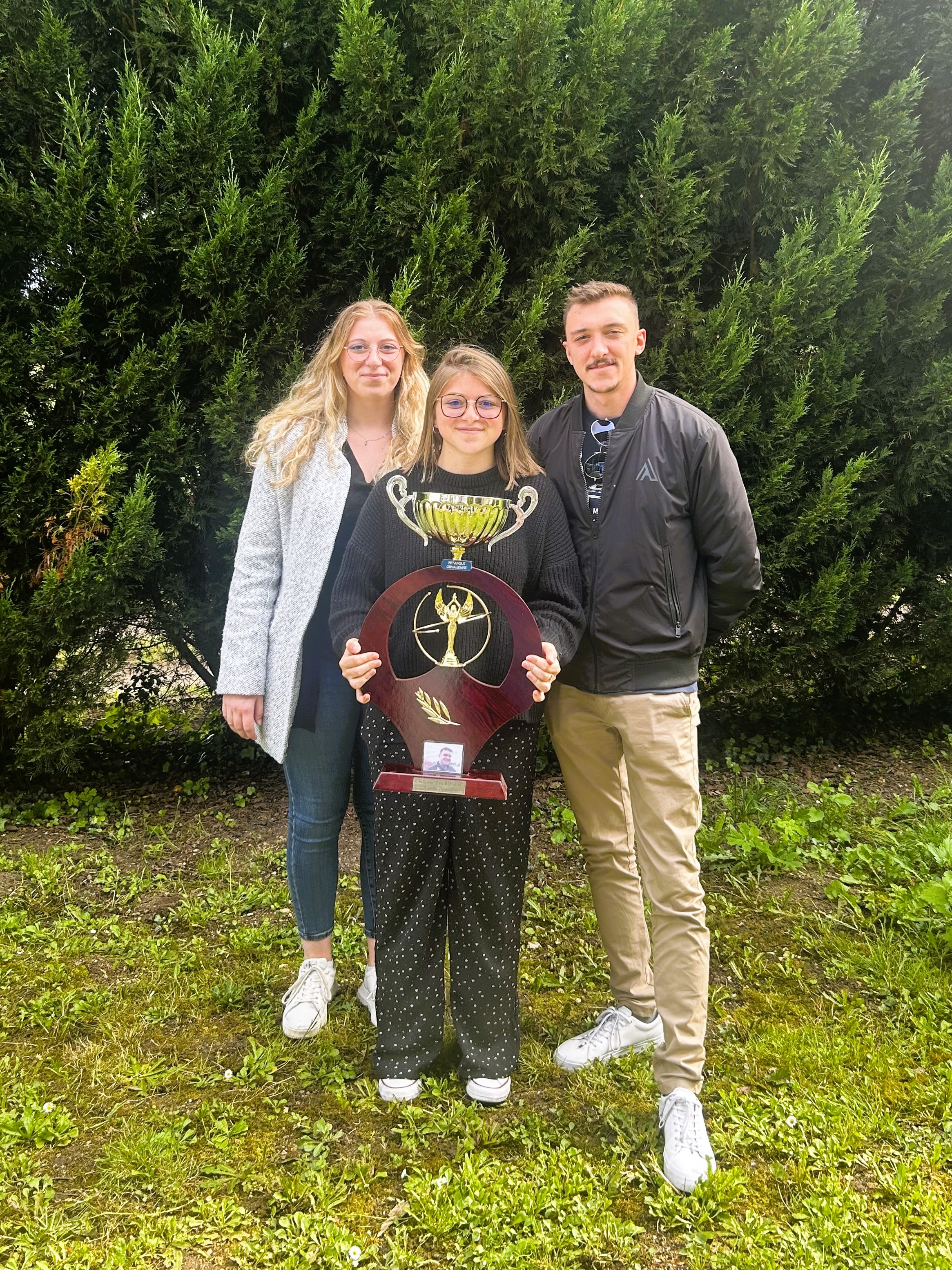 Les enfants d'Eric avec le trophée Les enfants d'Eric avec le trophée