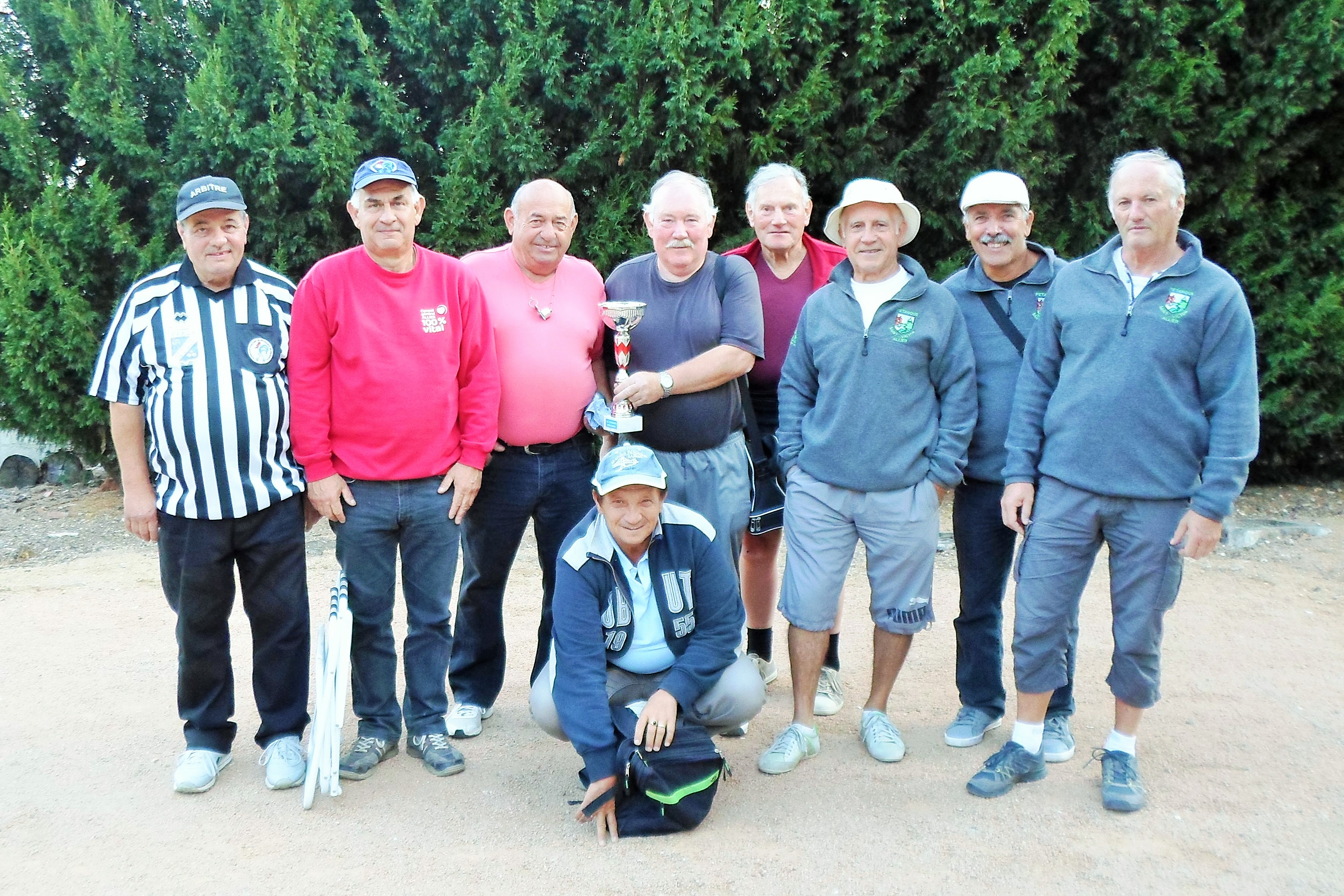 Gérald SOULAT (arbitre), Bruno MAGGIANI, Alain CHERTIER, François POTIER, Jean-Pierre ROBLIN, Serge CAJAS, Jean DA SILVA, Christian SOUCHE, Jean-François OLMOS (accroupi) Gérald SOULAT (arbitre), Bruno MAGGIANI, Alain CHERTIER, François POTIER, Jean-Pierre ROBLIN, Serge CAJAS, Jean DA SILVA, Christian SOUCHE, Jean-François OLMOS (accroupi)