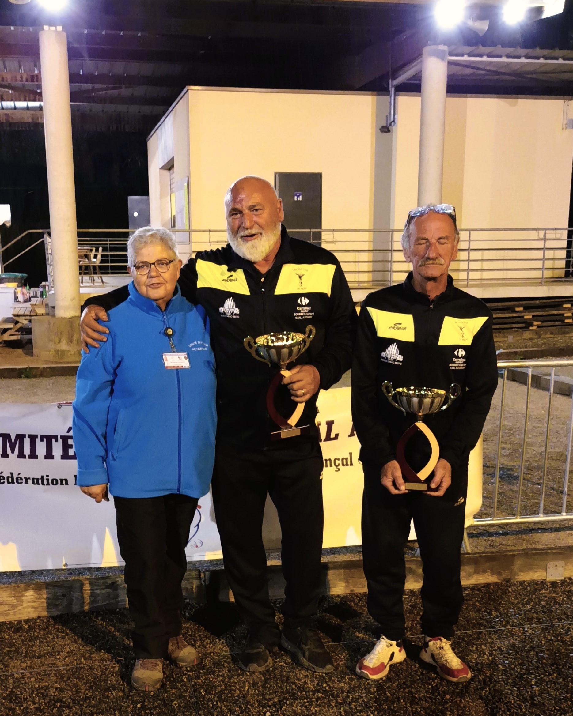 L'équipe finaliste en présence de la déléguée L'équipe finaliste en présence de la déléguée