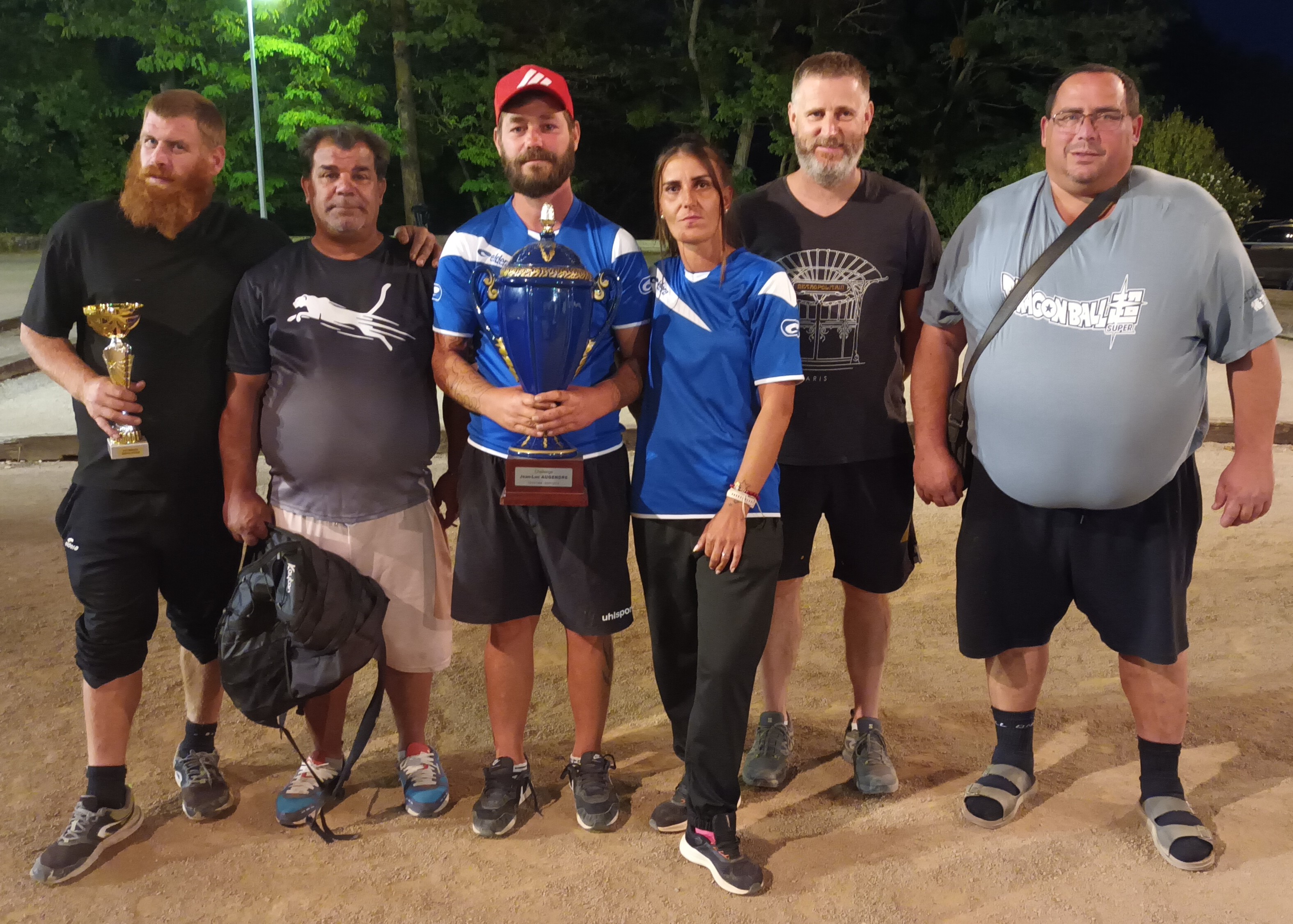 Remise du trophée : les finalistes, les vainqueurs, Stéphane AUGENDRE (membre de la famille de Jean-Luc) et Jérôme BERNADAT (président de la Pétanque Orvalienne) Remise du trophée : les finalistes, les vainqueurs, Stéphane AUGENDRE (membre de la famille de Jean-Luc) et Jérôme BERNADAT (président de la Pétanque Orvalienne)