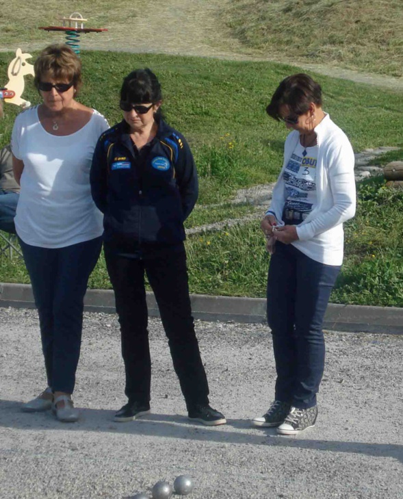 Hélène, Denise et Ghislaine sortiront des poules Hélène, Denise et Ghislaine sortiront des poules