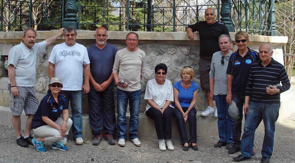 Les 2 équipes réunies autour du kiosque de la Pépinière Les 2 équipes réunies autour du kiosque de la Pépinière
