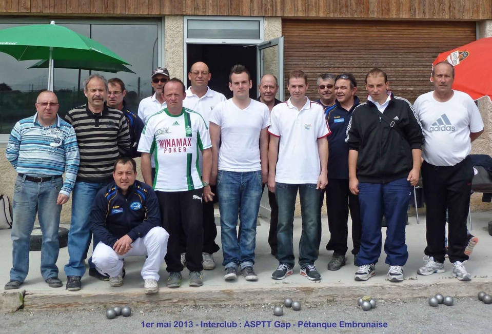 Les 2 équipes réunies devant le local de l'ASPTT Les 2 équipes réunies devant le local de l'ASPTT