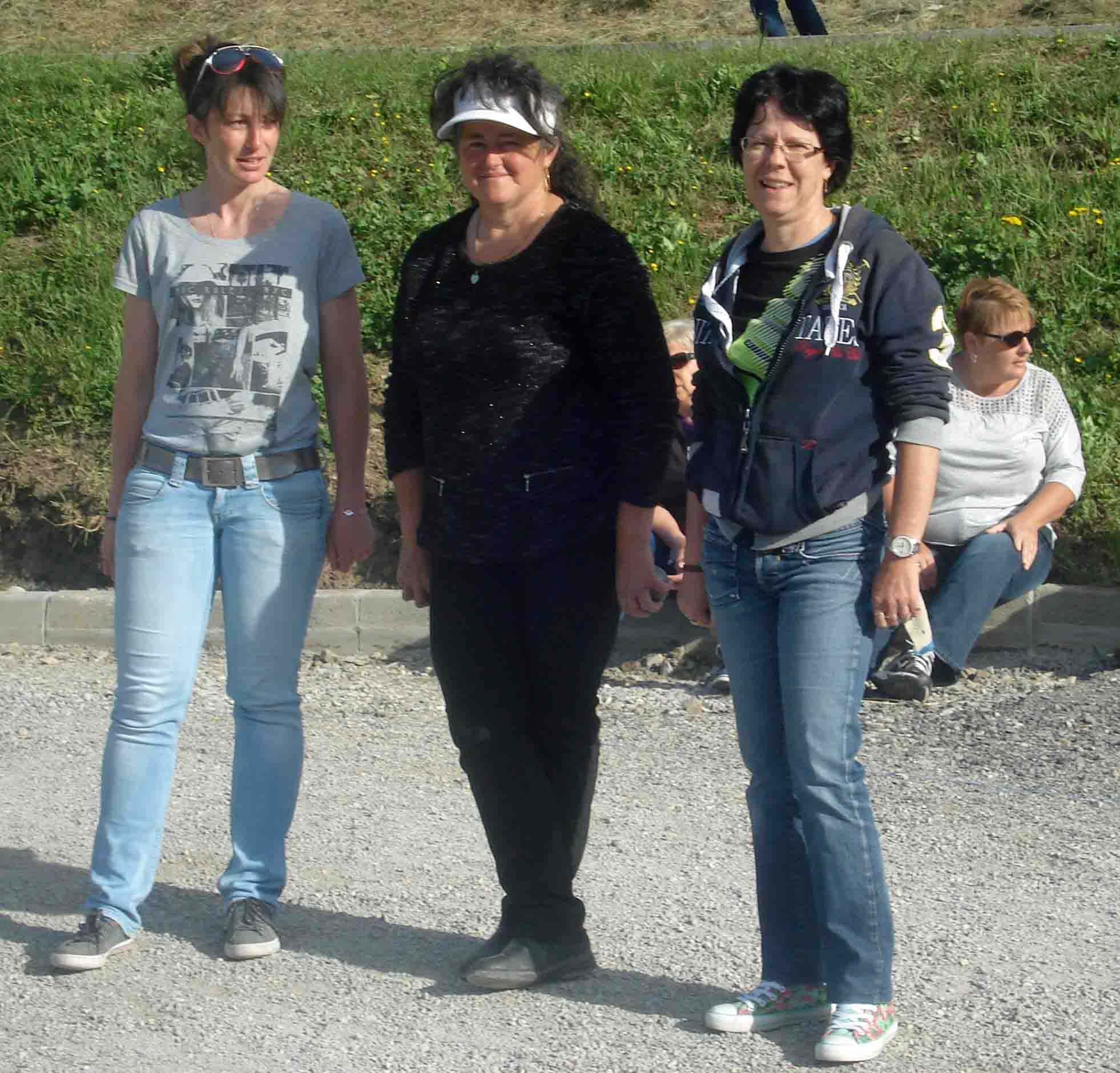 Karine , Yolande et M. Josée le matin en poules