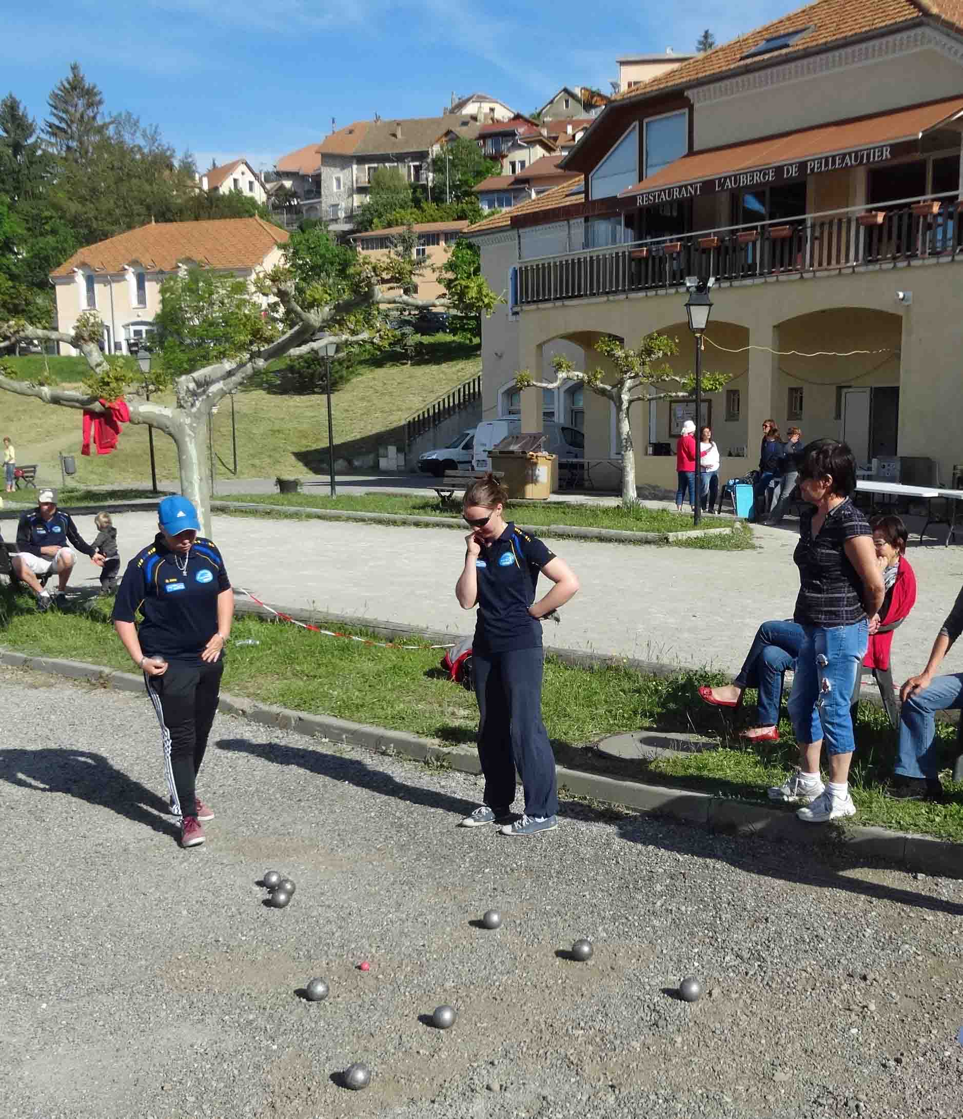 Julie , Isoline et Muriel elles aussi , feront partie des 12 dernières rescapées des poules