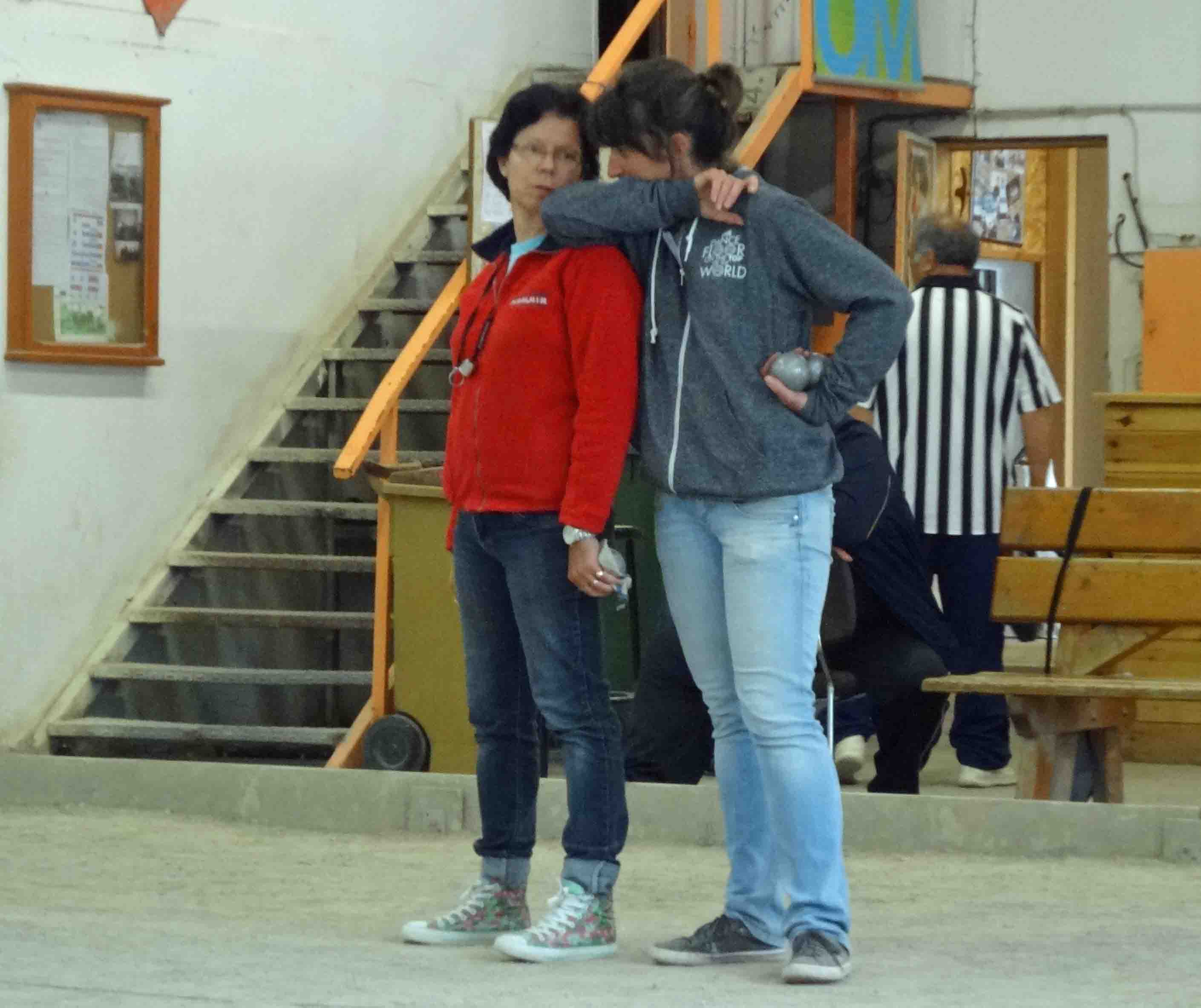 M.Josée et Karine dans le boulodrome de Briançon