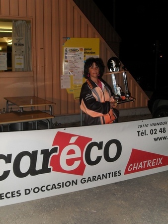 Photo de  "Julia et son trophée" lors de notre concours interne Juin 2011