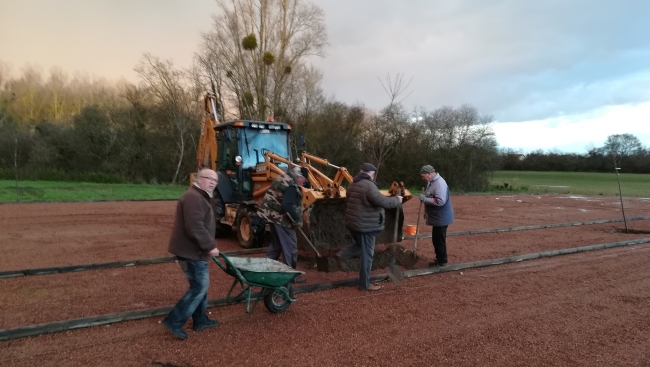 Plantation des arbres sur le terrain de Marmagne