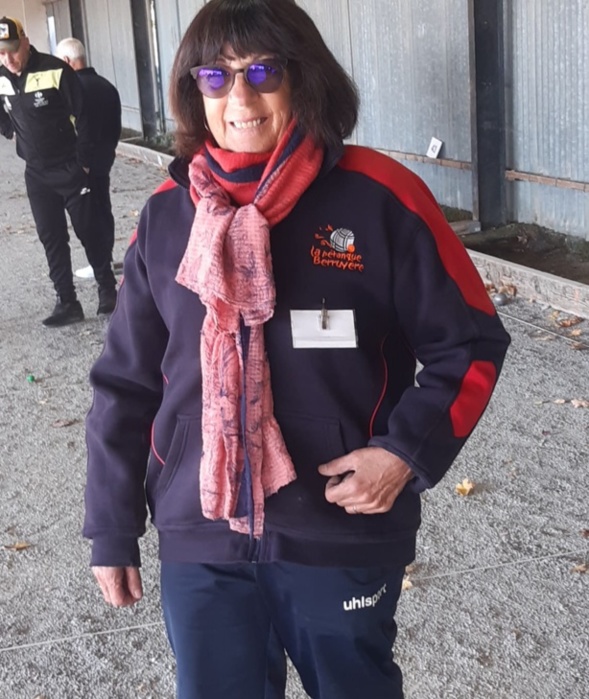 Christiane garde son sourire même avec son numéro à l'envers Christiane garde son sourire même avec son numéro à l'envers