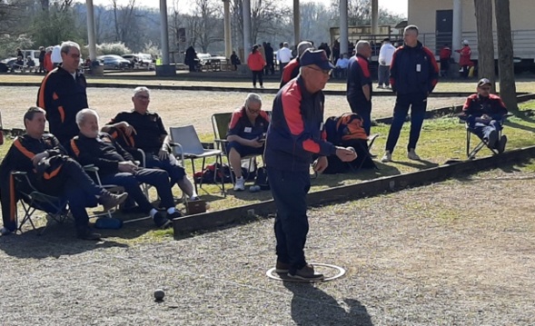 Presque tout le monde est attentif au tir de Paulo