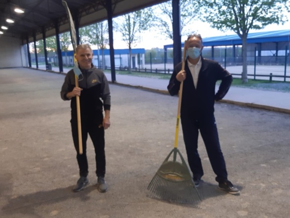 Gérard et Jean-Michel après avoir ratissé les terrains