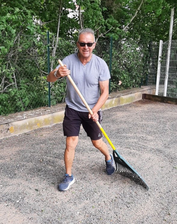 Jean-Claude qui fait un pas de danse avec le râteau