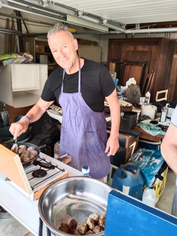 Le responsable des festivités au fourneau Le responsable des festivités au fourneau