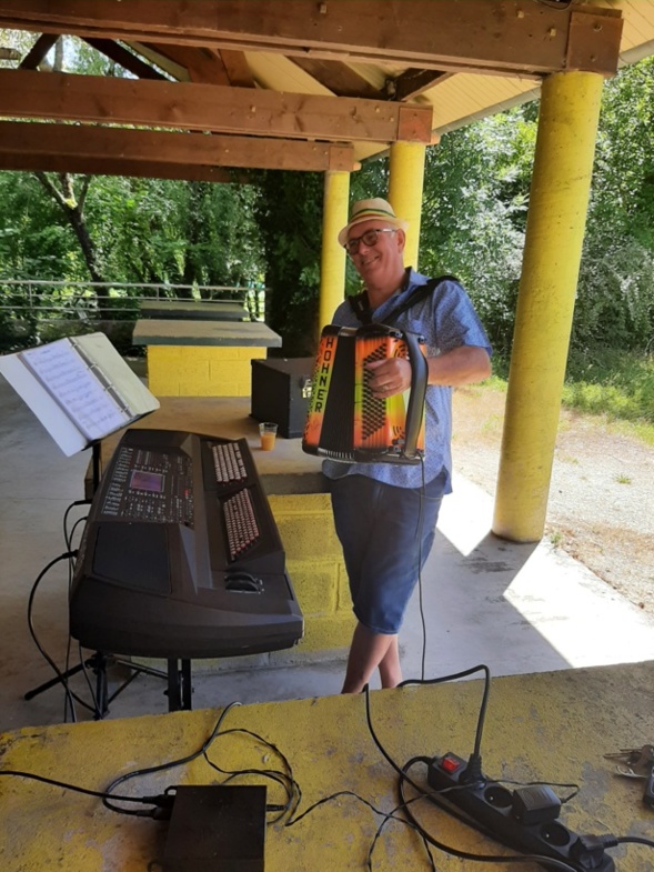 Jean-Michel à l'accordéon