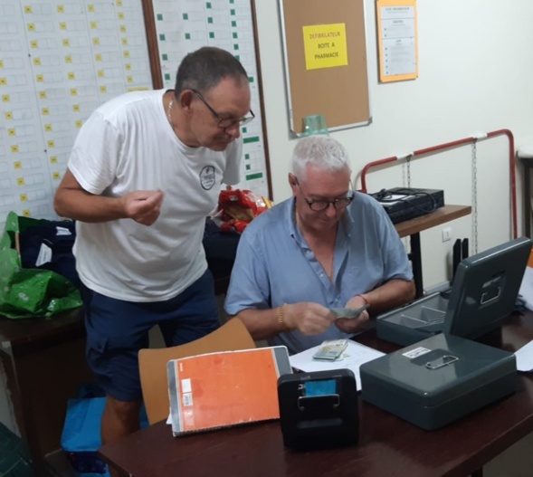 Pendant ce temps le trésorier fait les comptes sous la surveillance du secrétaire