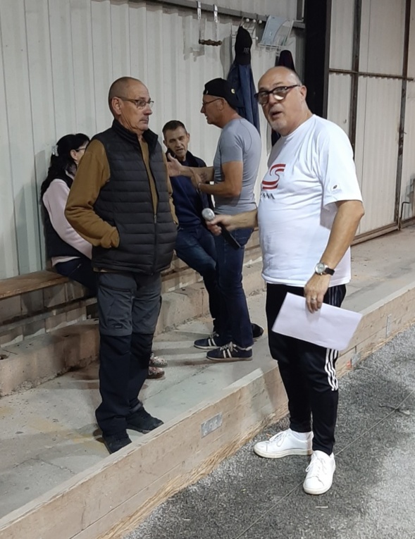 Le Président donnant ses consignes Le Président donnant ses consignes