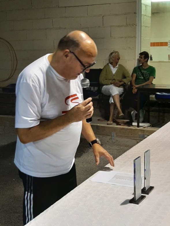 Dédé annonçant les résultats Dédé annonçant les résultats