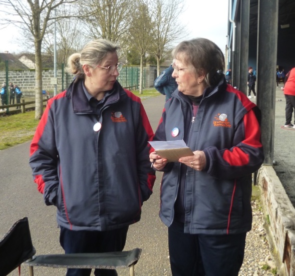 La vice-capitaine et la capitaine en pleine réflexion... La vice-capitaine et la capitaine en pleine réflexion...