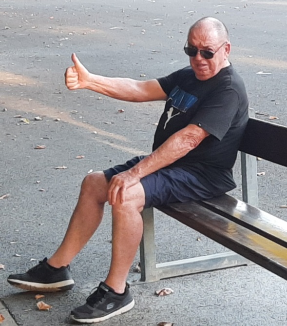 Paul sur les bancs qu'il a demandé avec force à la mairie Paul sur les bancs qu'il a demandé avec force à la mairie