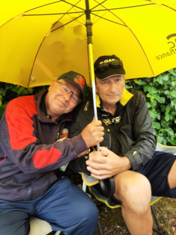 Sous un p'tit coin d'parapluie....