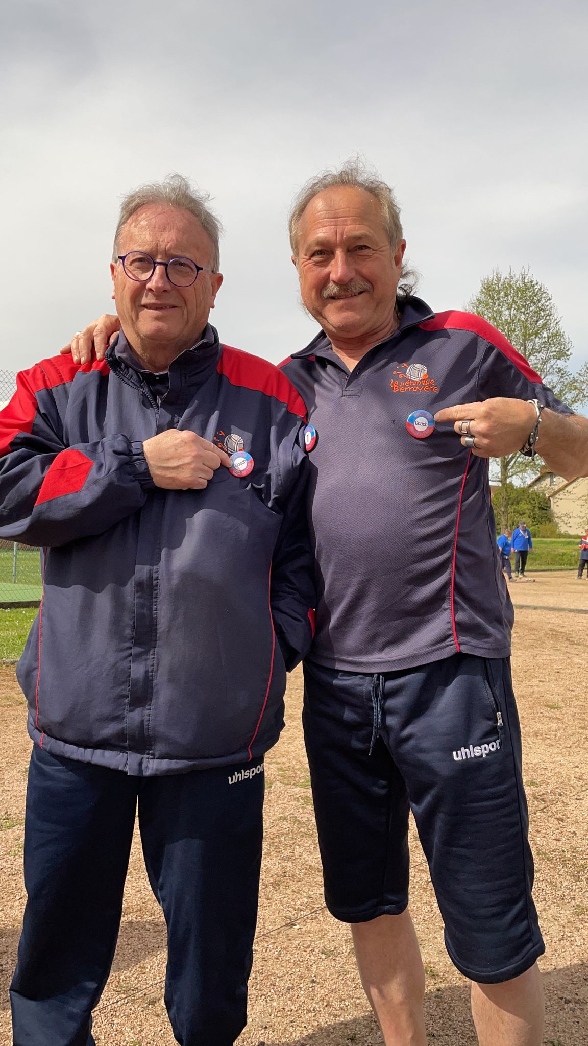 Milou et Fred arborant fièrement les nouveaux badges du club. Milou et Fred arborant fièrement les nouveaux badges du club.