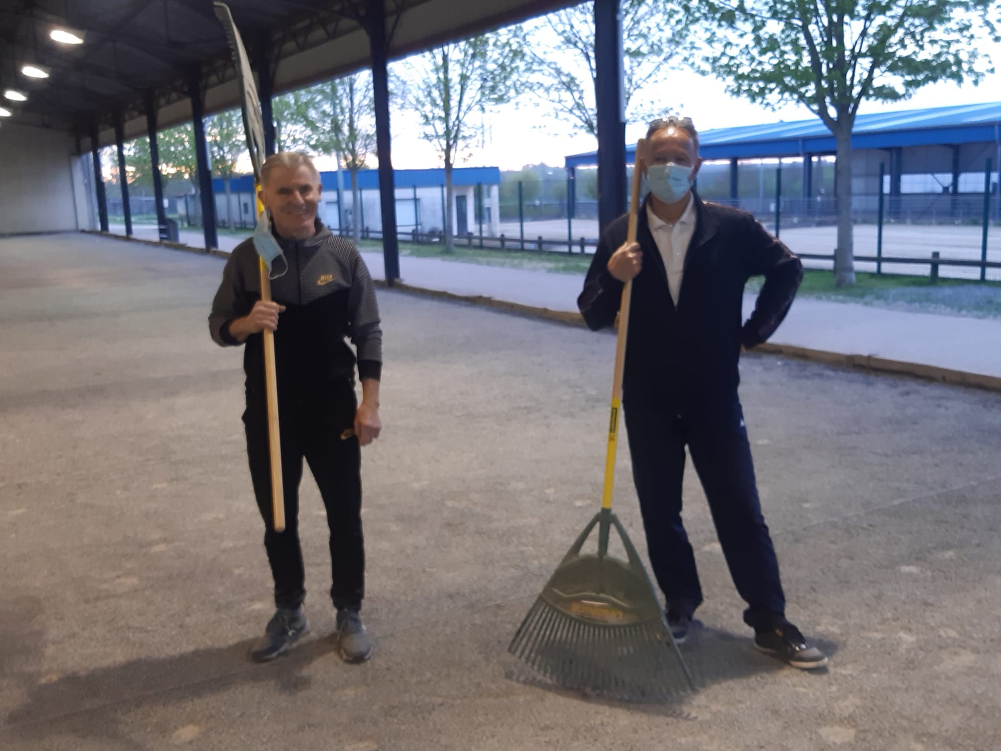 Gérard et Jean-Michel après avoir ratissé les terrains Gérard et Jean-Michel après avoir ratissé les terrains