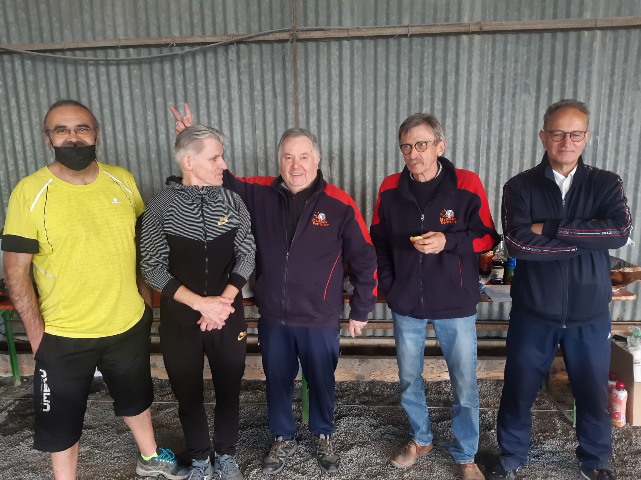 Une partie des personnes ayant donné un coup de main Une partie des personnes ayant donné un coup de main