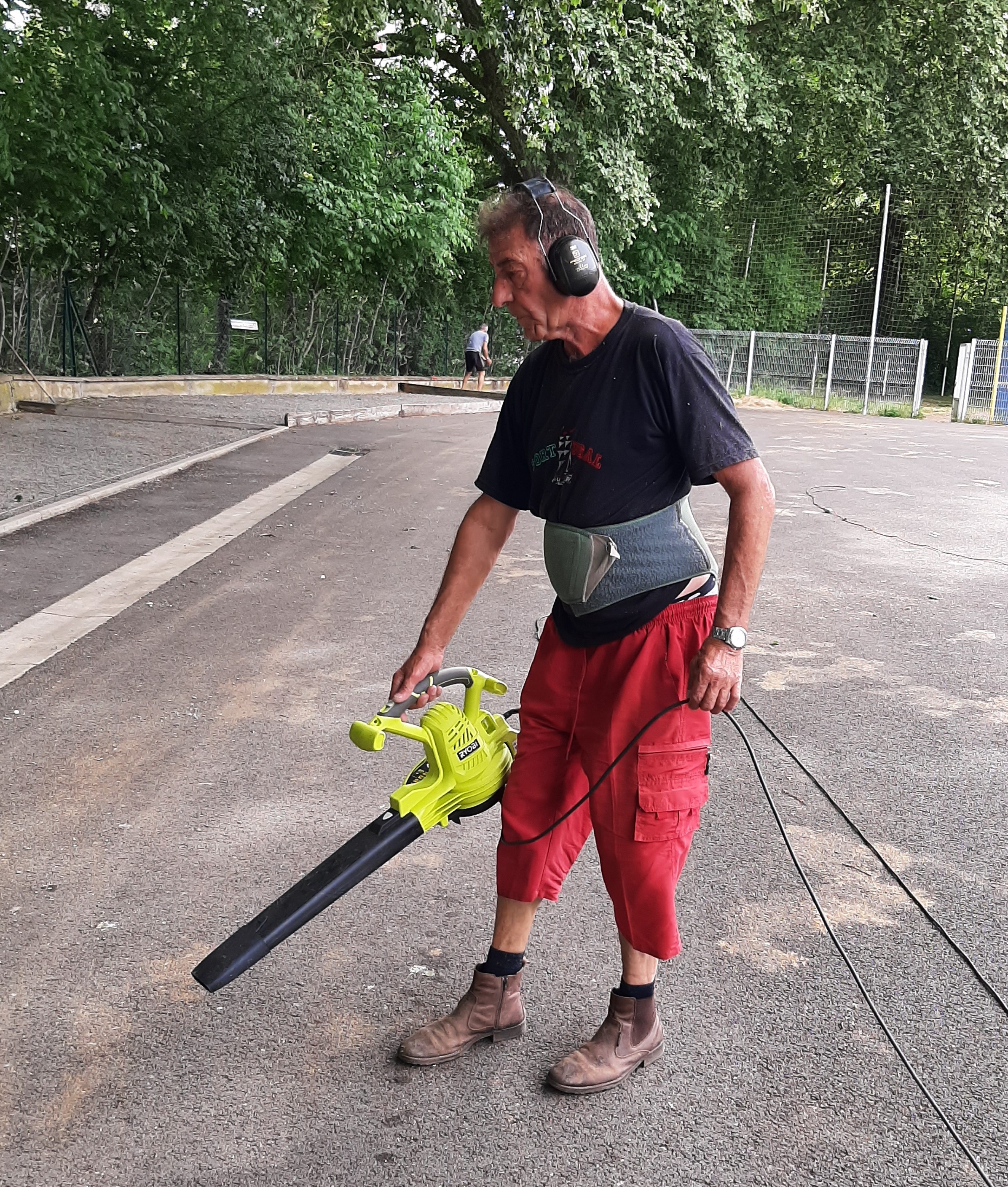 Jean-Mary en train de faire le ménage. Il souffle fort !!! Jean-Mary en train de faire le ménage. Il souffle fort !!!