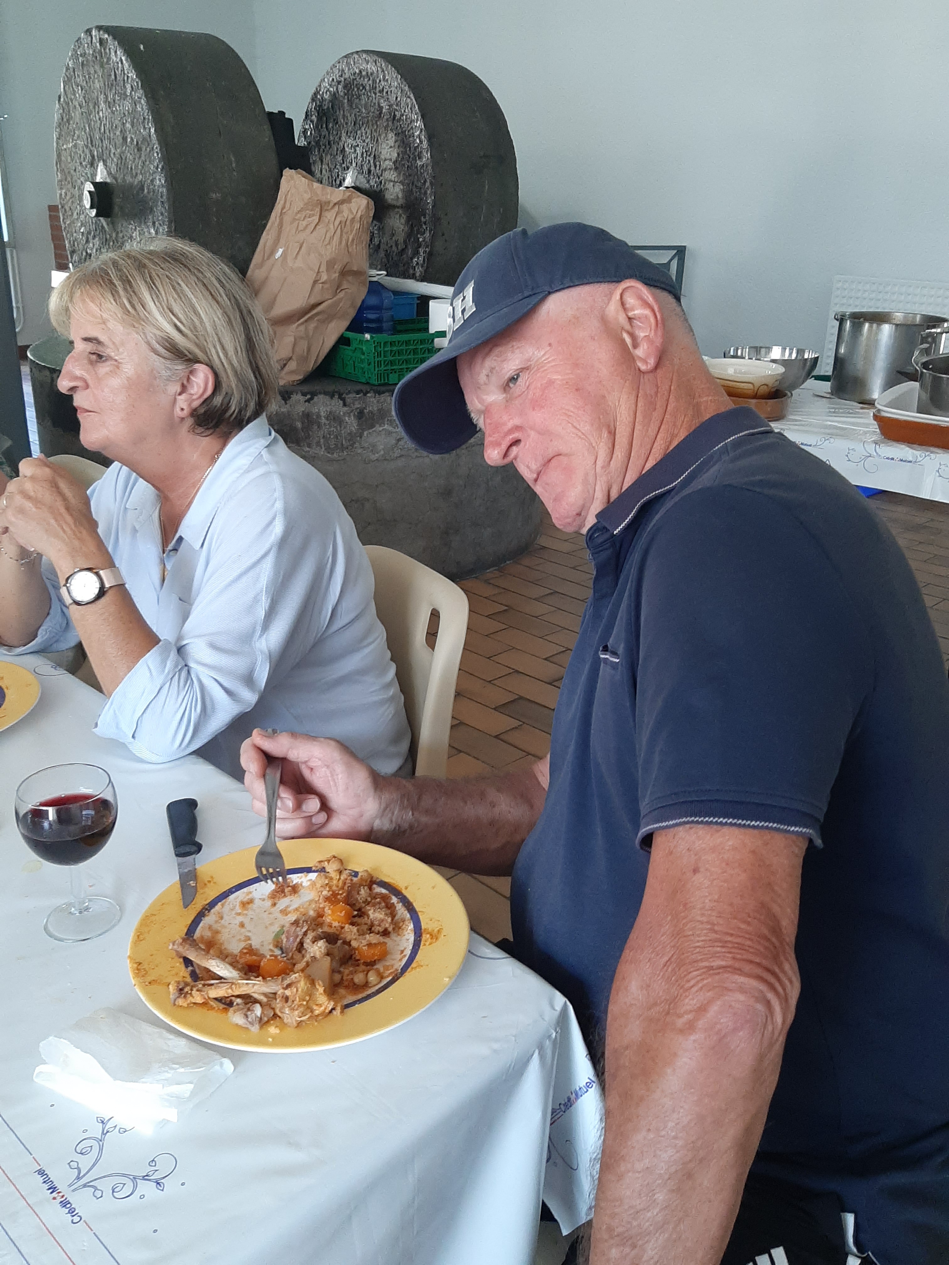 Robert regarde son couscous d'un drôle d'oeil