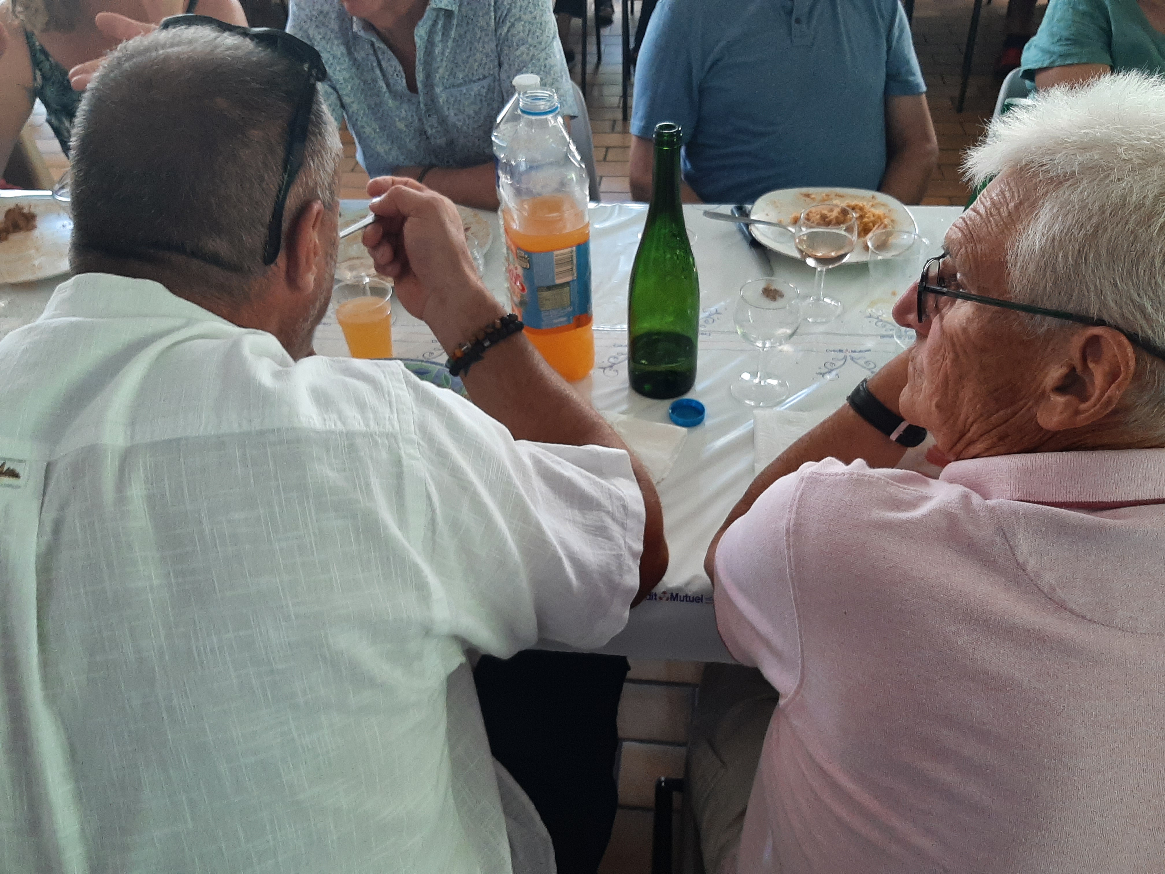 Marcel, heu, Alain, pardon, a l'air de se dire "qu'est ce qu'il mange celui-là"