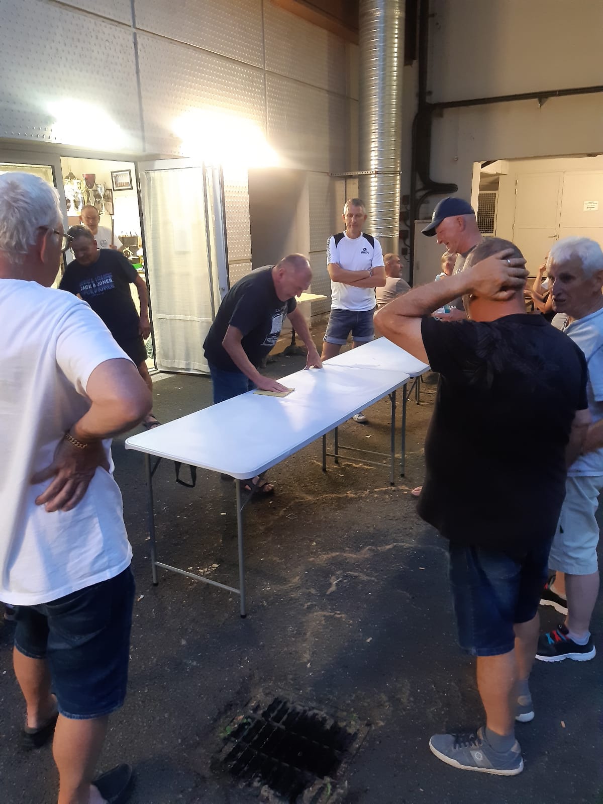 Comme dans une certaine administration, 1 qui travaille, 6 qui regardent Comme dans une certaine administration, 1 qui travaille, 6 qui regardent