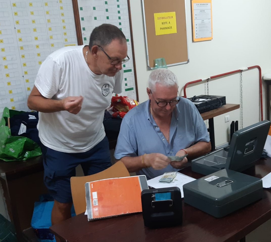 Pendant ce temps le trésorier fait les comptes sous la surveillance du secrétaire
