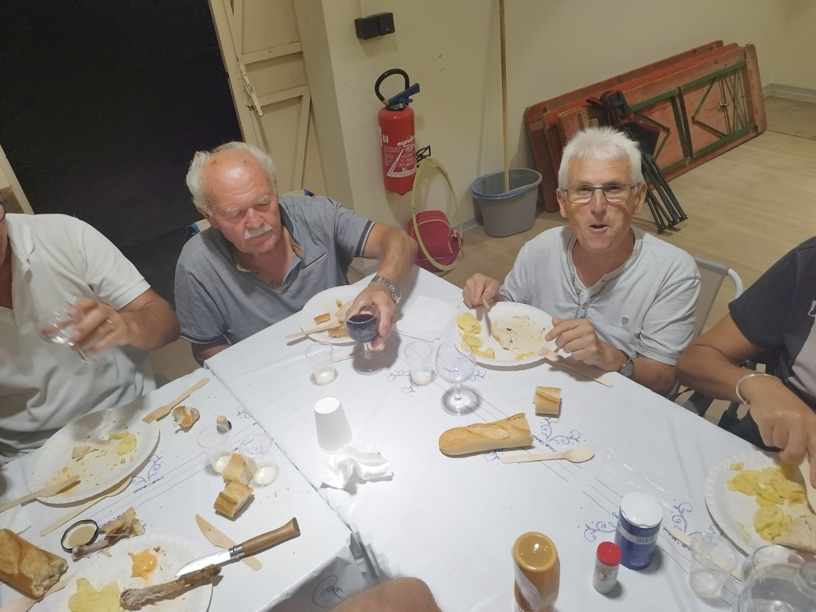 Joseph et Alain paraissaient petits sur les sièges de camping Joseph et Alain paraissaient petits sur les sièges de camping