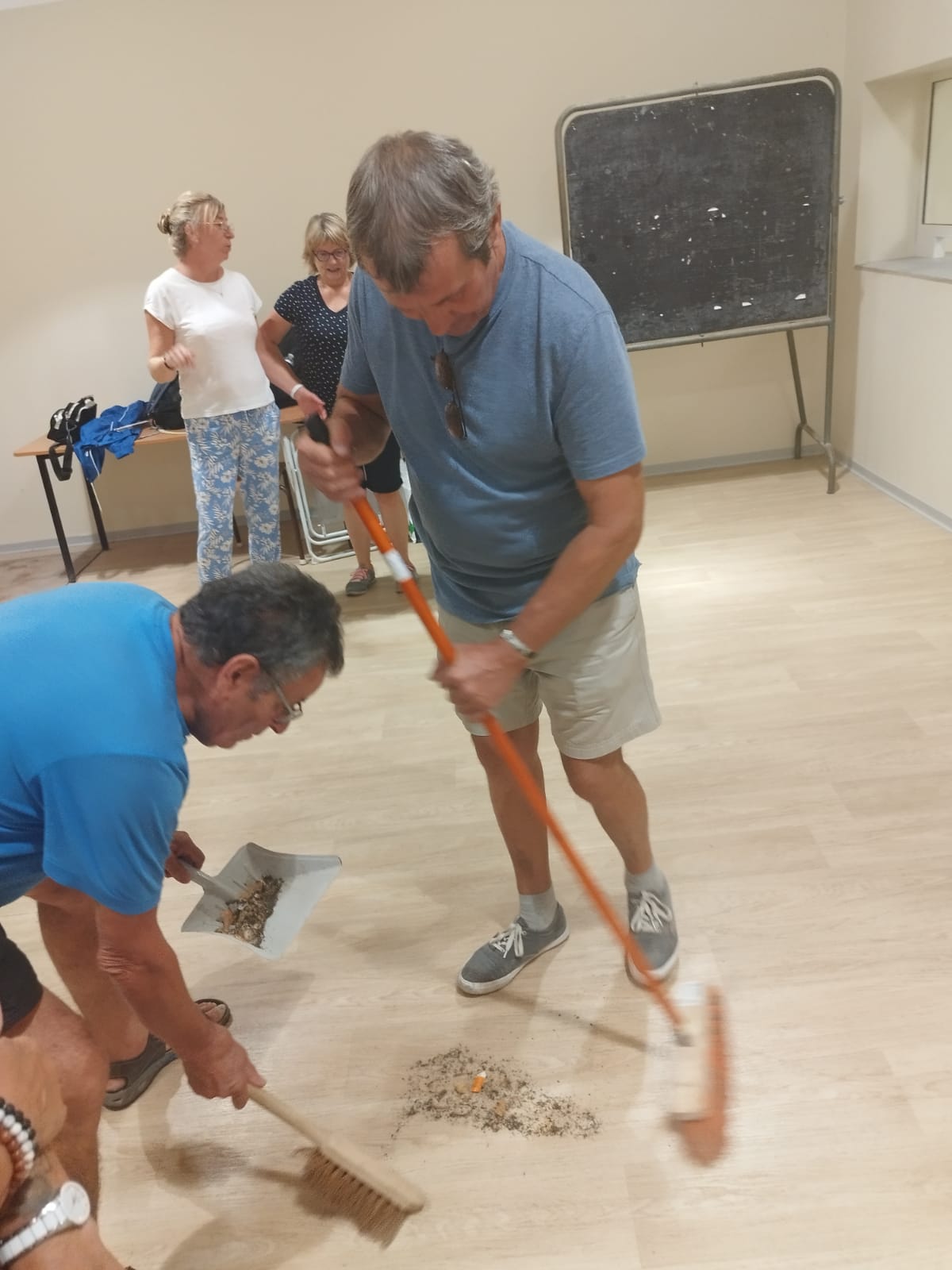 Les hommes travaillent et les femmes regardent ... pour une fois